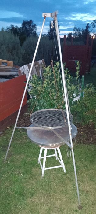 Grill na trójnogu