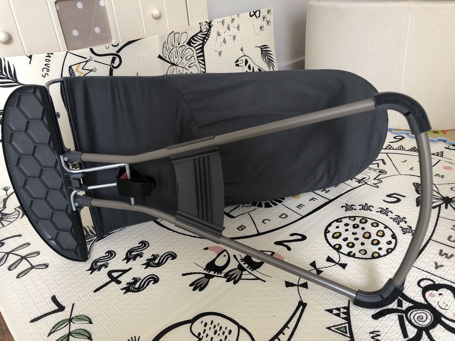 leżaczek firmy Babybjörn + zabawka do Babybjörn w cenie