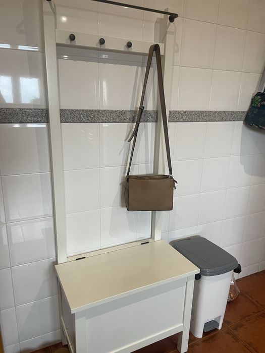 Escabelo lacado branco