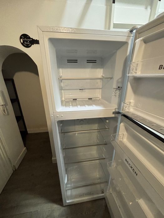 Frigorífico branco BECKEN no Frost usado 1 ano