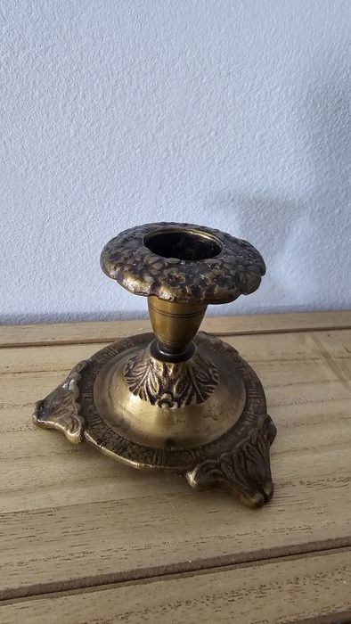 Stylowy mosiężny świecznik retro – ciężki, ozdobny, ok. 8 cm wysokości