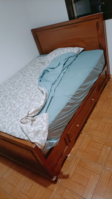 Vendo cama de casal em excelente estado.