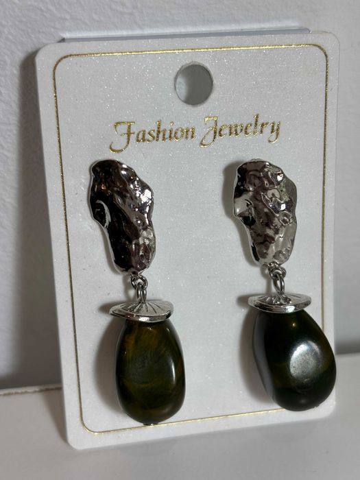 Brincos prateados em aço inoxidável com pendentes verdes