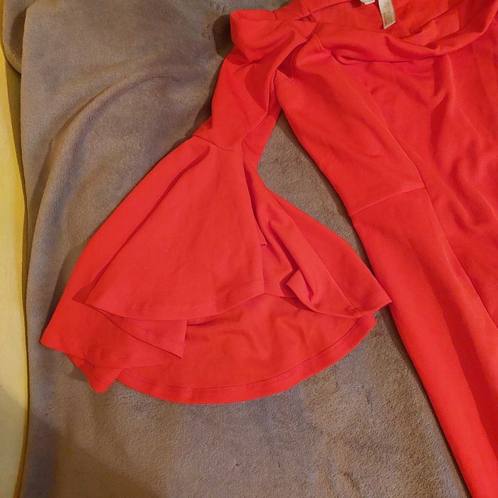 Sukienka  z szerokim rekawem