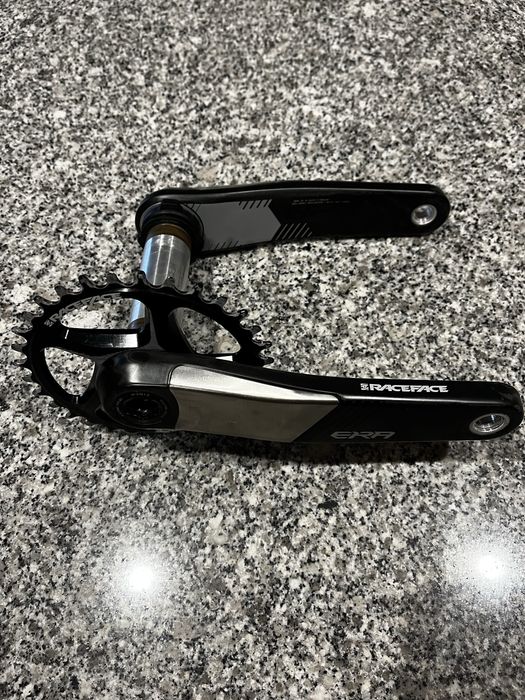 Pedaleiro Carbono Raceface com prato 32 incluido