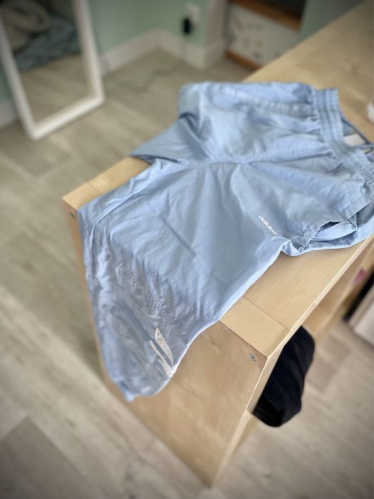 Addidas - jasno niebieskie spodnie ze lekkiego materiału