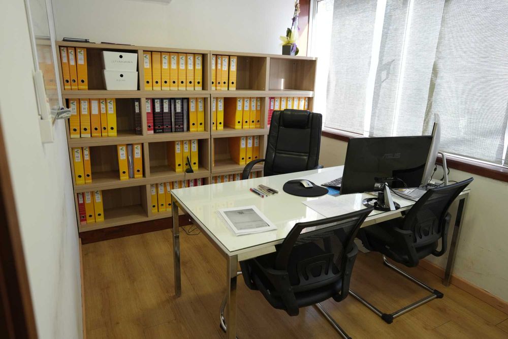 Mesa de escritório com tampo em vidro