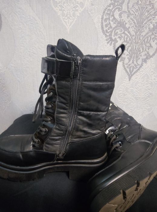 Продам дитячі зимові сапожки .