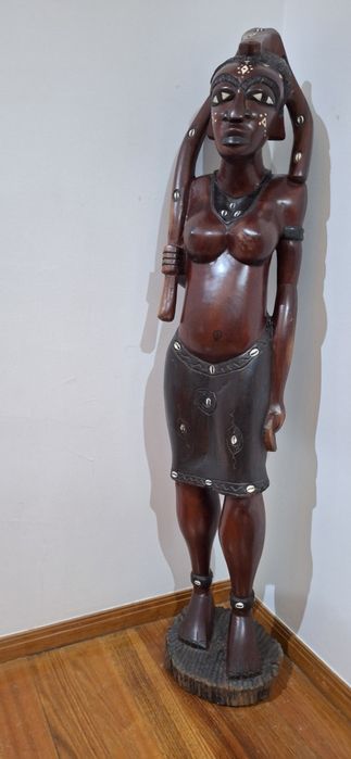 Estátua gigante Africana 1,60 m em pau preto muito trabalhada