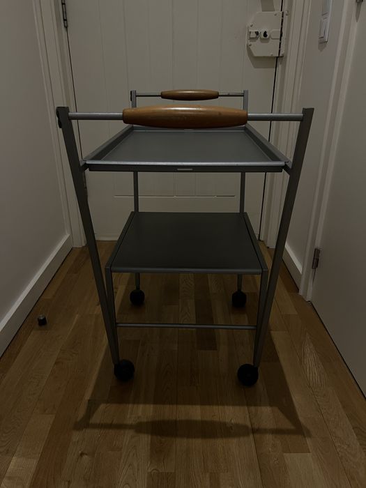 Mesa de apoio em aço com rodas e um tabuleiro suoerior móvel