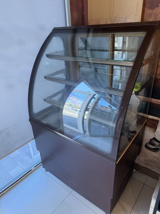 Продається кондитерська вітрина в чудовому стані