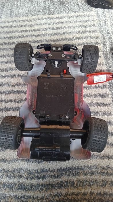 Carinho telecomandado com suspensão