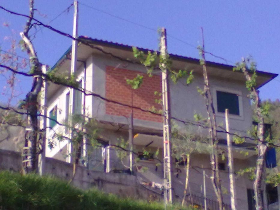 Casa, campos, tanque e anexo