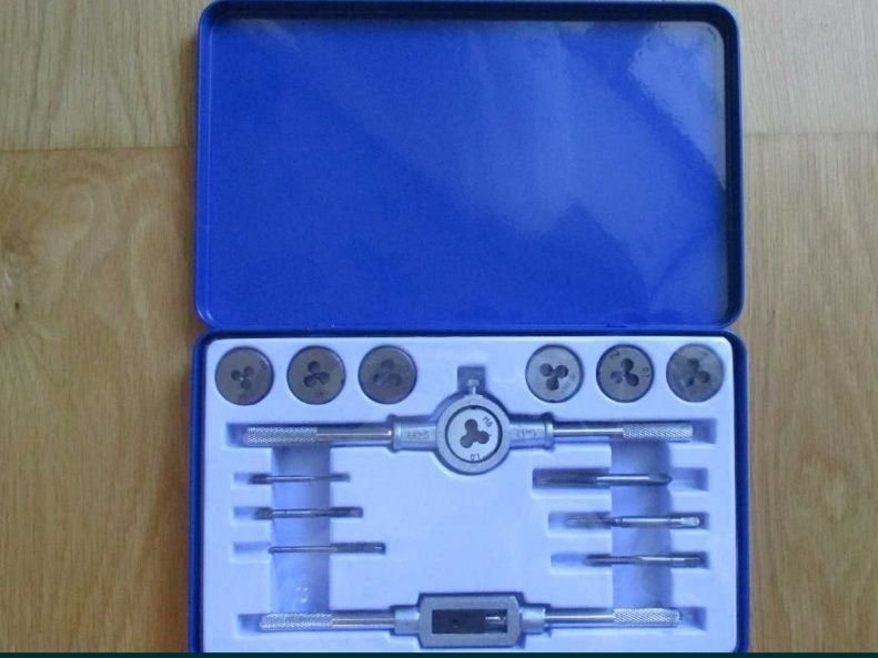 Набор метчиков и плашек. Штангенциркули.