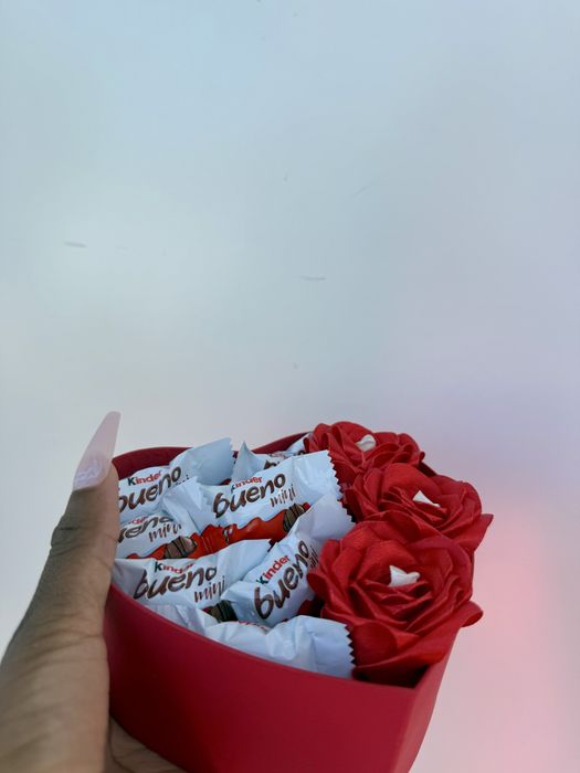 Rosas eternas de cetim/ caixa personalizada com tosas e chocolates