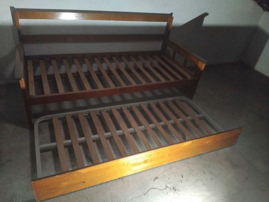 2 Camas de solteiro em madeira