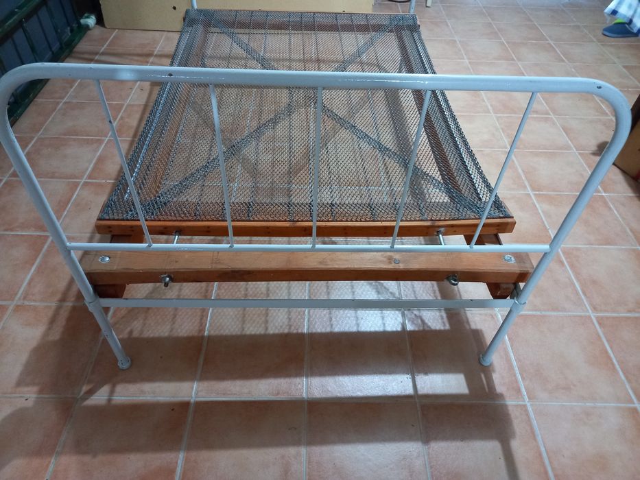 Cama de casal de ferro antiga