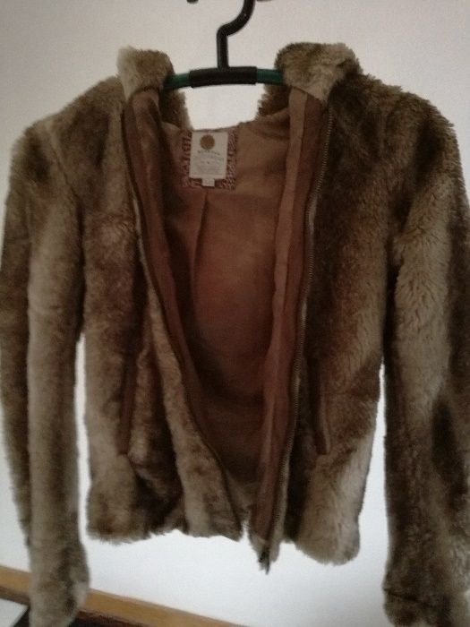 Casaco em pelo com capuz em vários tons de castanho