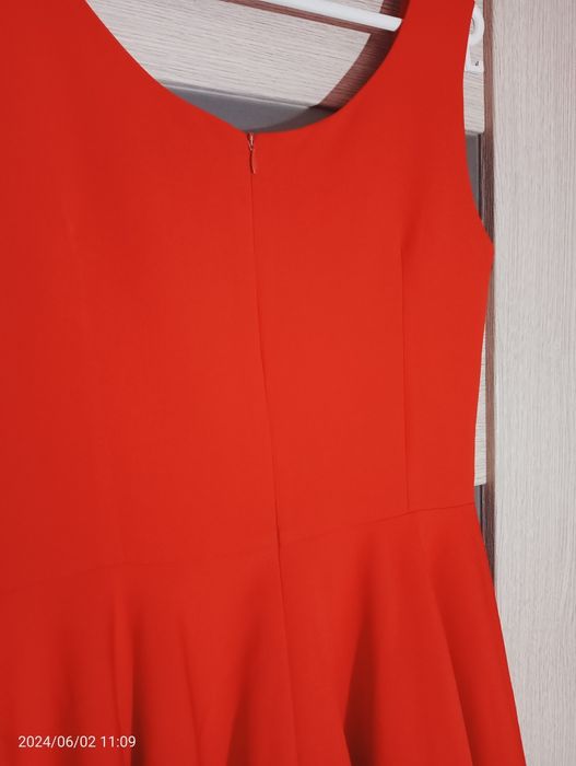 Intensywnie czerwona sukienka