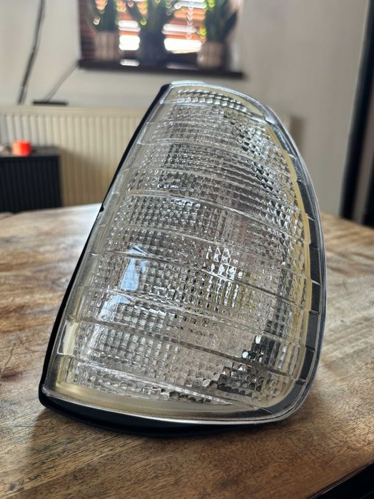 Kierunkowskaz lewy przód Mercedes w123 biały