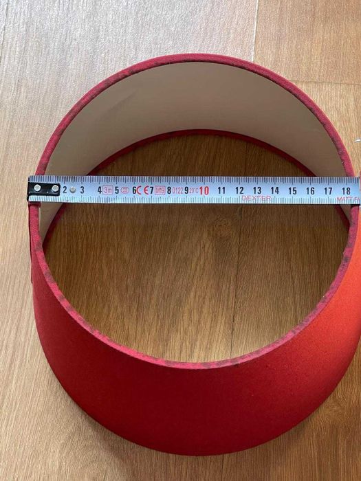 Abajur num bonito vermelho