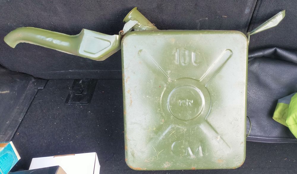 Kanister metalowy z lejkiem odchylanym PRL 10 litrów