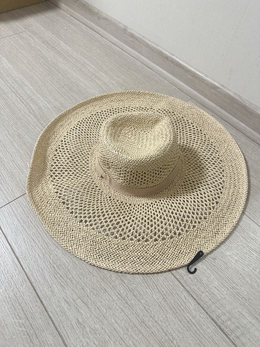 Соломеная шляпа с широкими полями