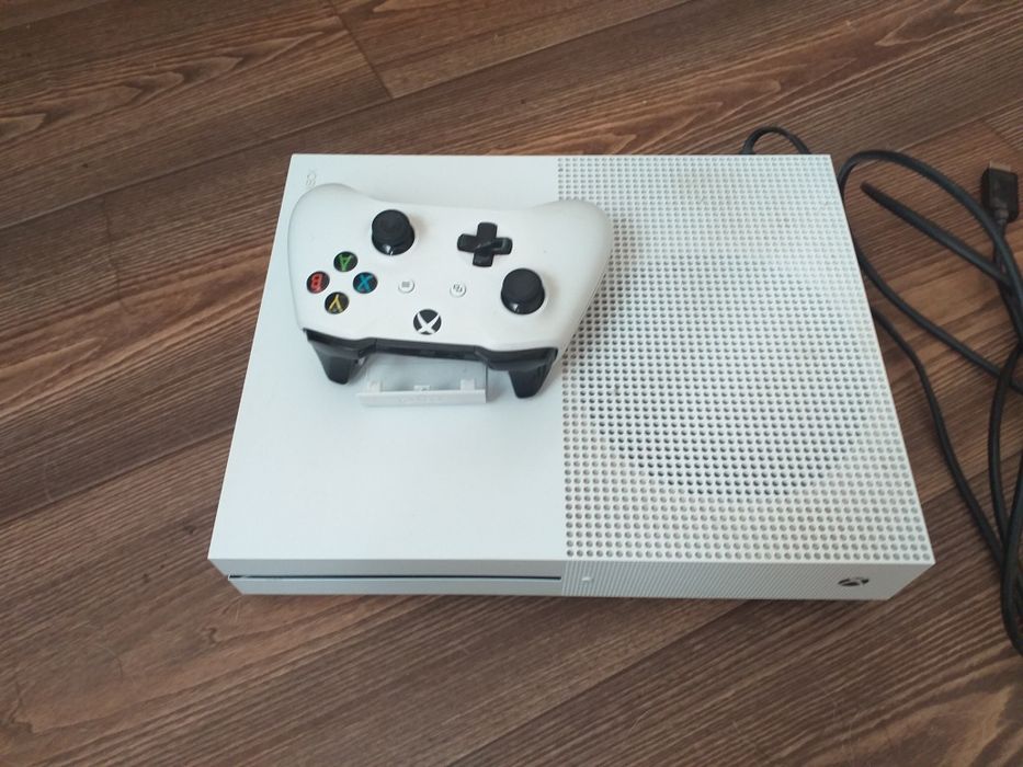 Продам консоль XBOX 1 S на 1 трбайт
