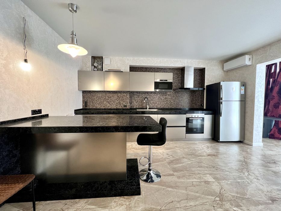 Сдам 2- ком с кухней гостинной и большым балконом .