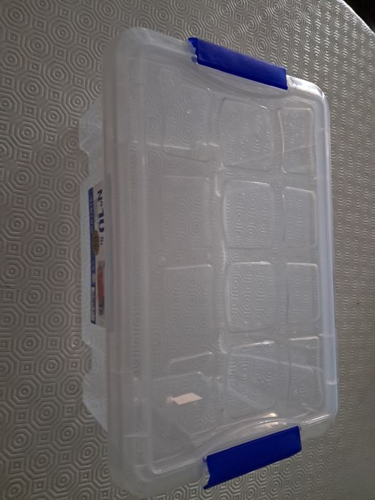 Caixa nova de plástico transparente