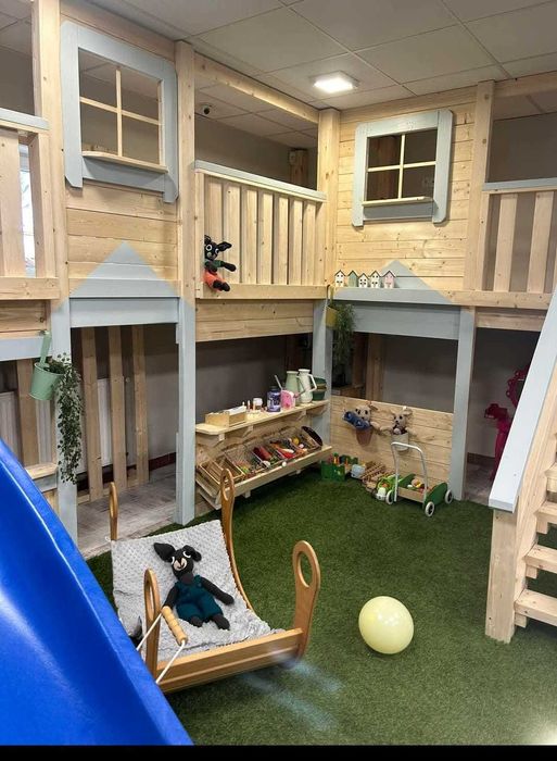 Garaże - z solidnej konstrukcji szkieletowej.