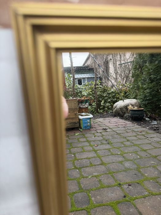 Lustro w zlotej ramie drewniana