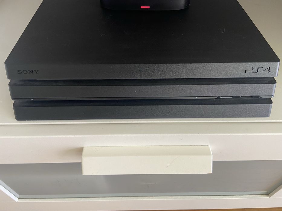Ps4 pro com comandosa