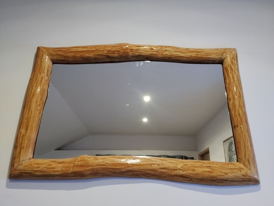 Lustro w drewnianej ramie