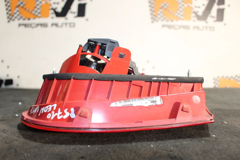 Farolim da mala esquerdo SEAT Leon (1P1)