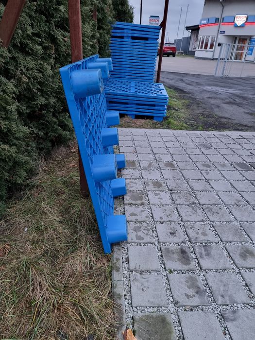 Palety plastikowe.