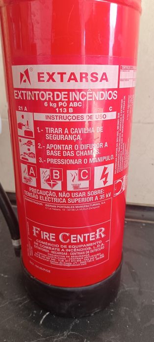Extintor  portátil da marca EXTARSA, modelo de 6kg de pó ABC,