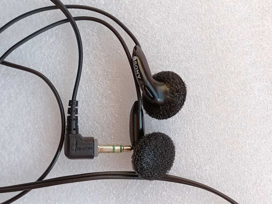 Навушники-гарнітура Sony MDR-XB50AP та інші.