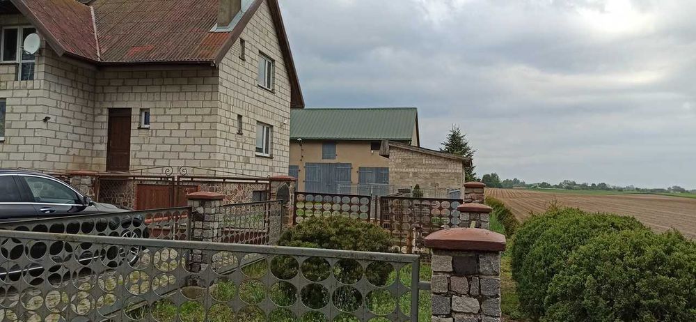 Dom jednorodzinny z budynkami garażowo magazynowymi