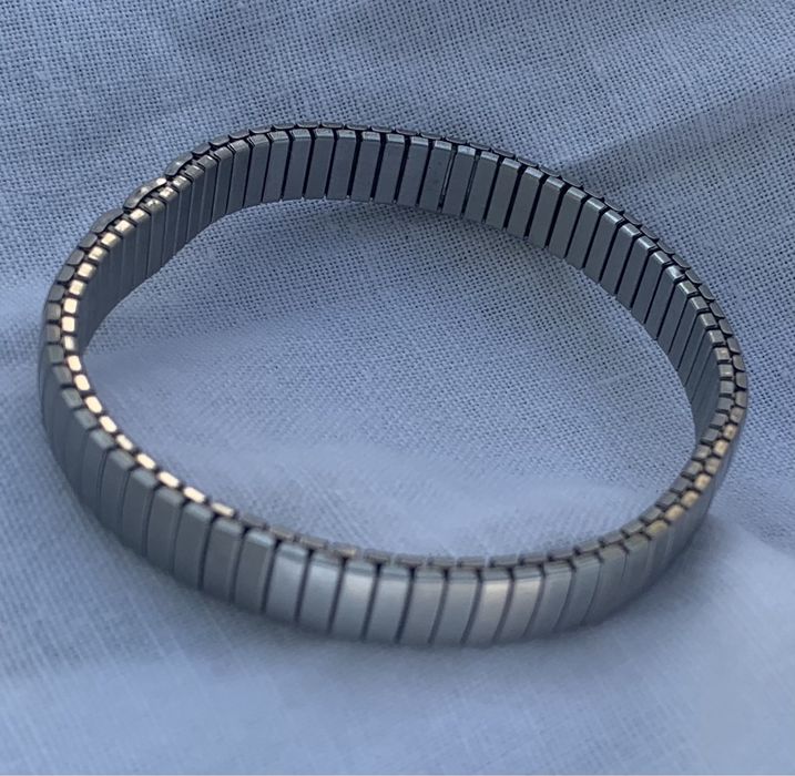 Pulseira prateada ajustável,.