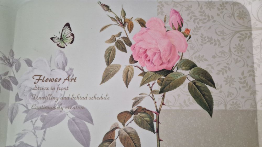 Tabuleiro de mesa com flores