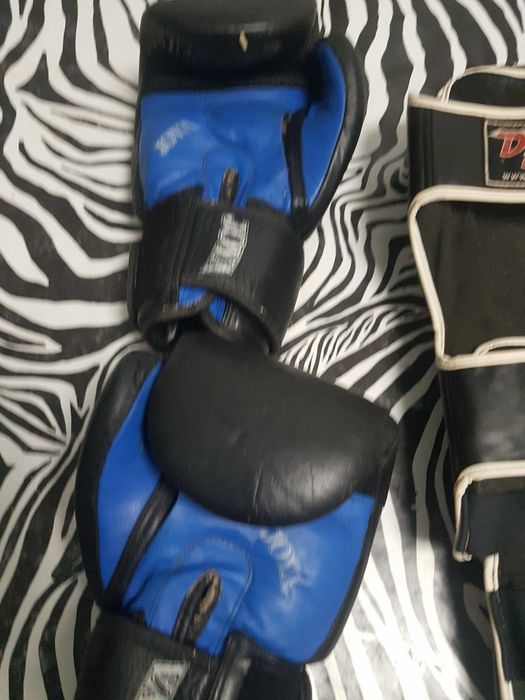 2 pares de luvas e proteções Mms- kickboxing e Muai Thai