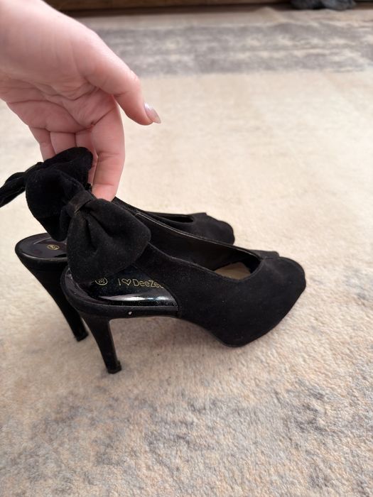 Buty na obcasie szpilki damskie czarne zamszowe DeeZee r. 39