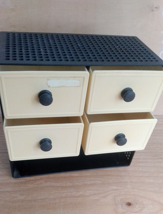 Шкафчик навесной для хранения.