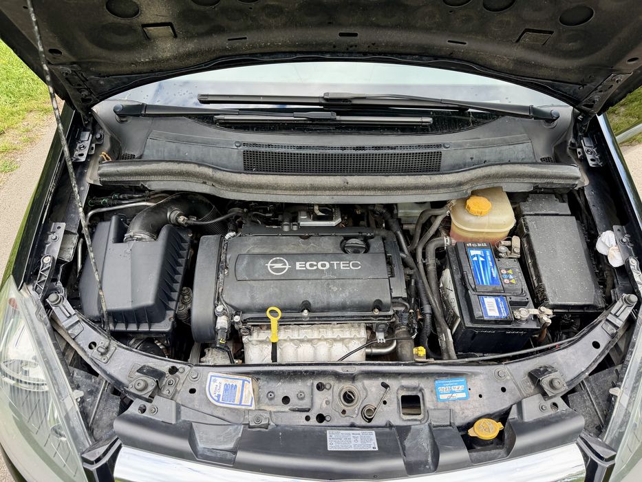 Opel Zafira 2010  рік 1,6 бенз 7 - місна