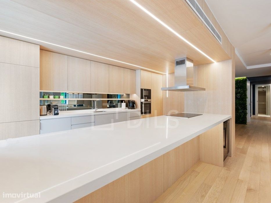 Apartamento T3, com área 150 m2,com 2 boxes, no Monte Estoril