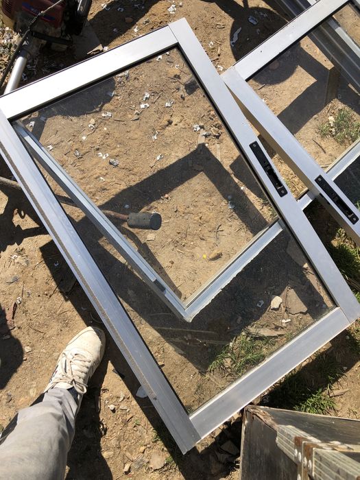 Porta e janelas em aluminio  como novas pode me ligar se tiver alguma