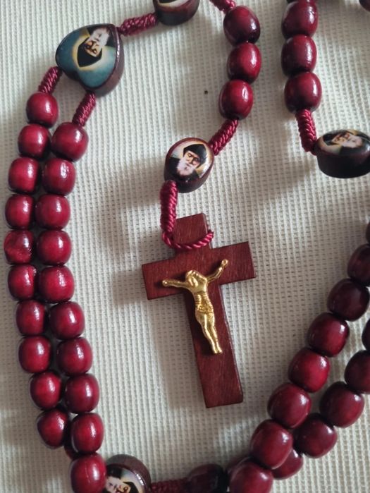 Różaniec z drewna św.Charbel z Libanu z Annaya.