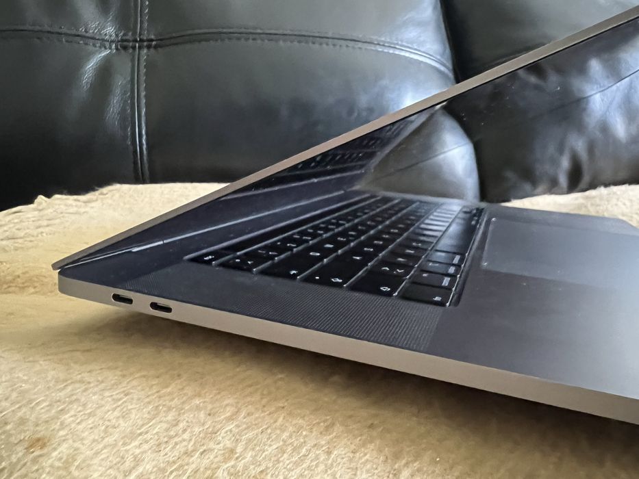 MacBook Pro 16" Touch Bar e Touch ID