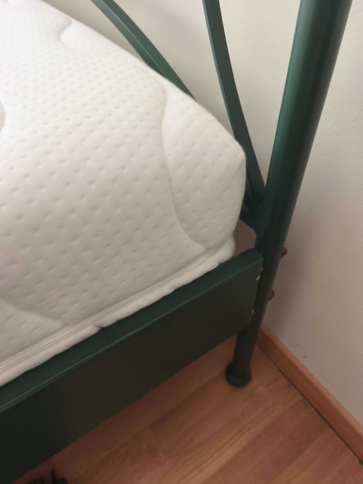 Cama de Casal em Ferro e Madeira Maciça
